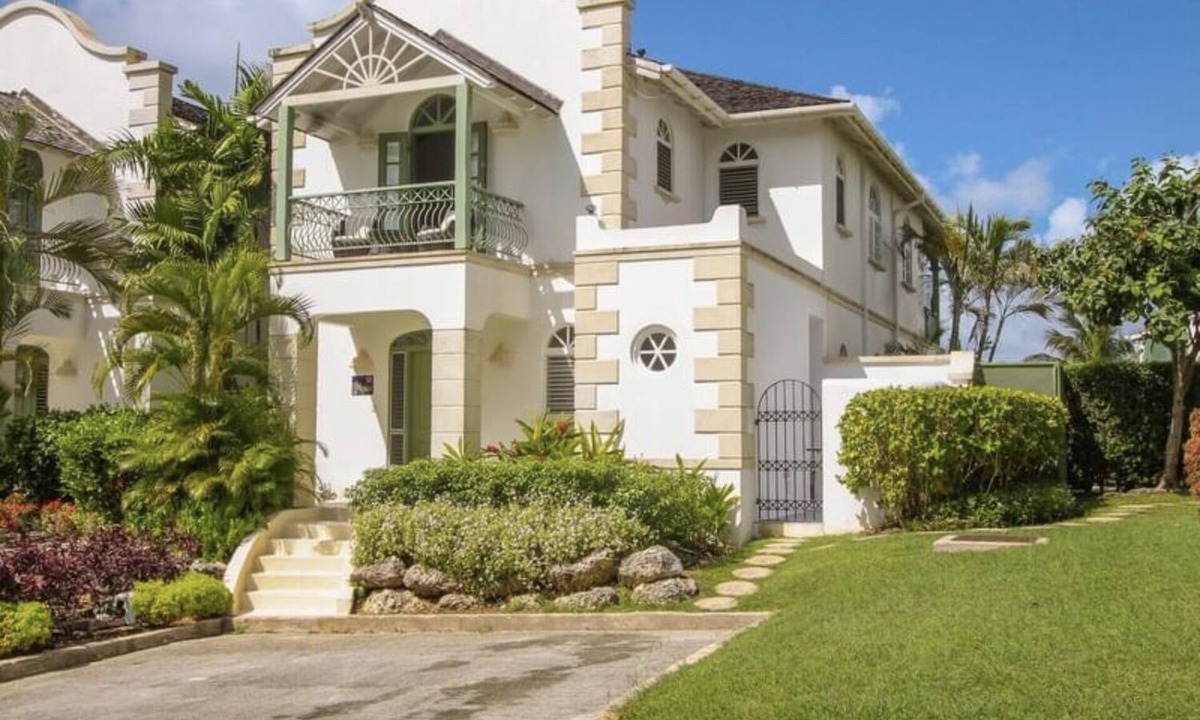 Merlin Bay Villa | 3 bed villa 3.5 bathroom Air con Wifi 3 pools Gym Tennis Gated community