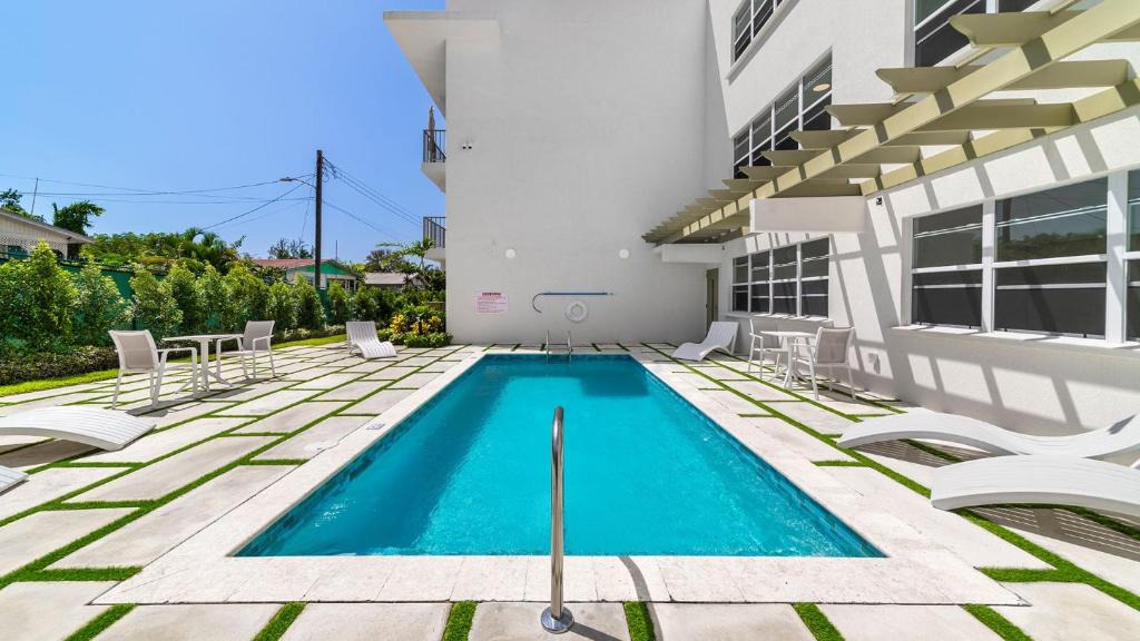 Little Battaleys Apartment | Across from beach with resort pool - Coral Beach 202
