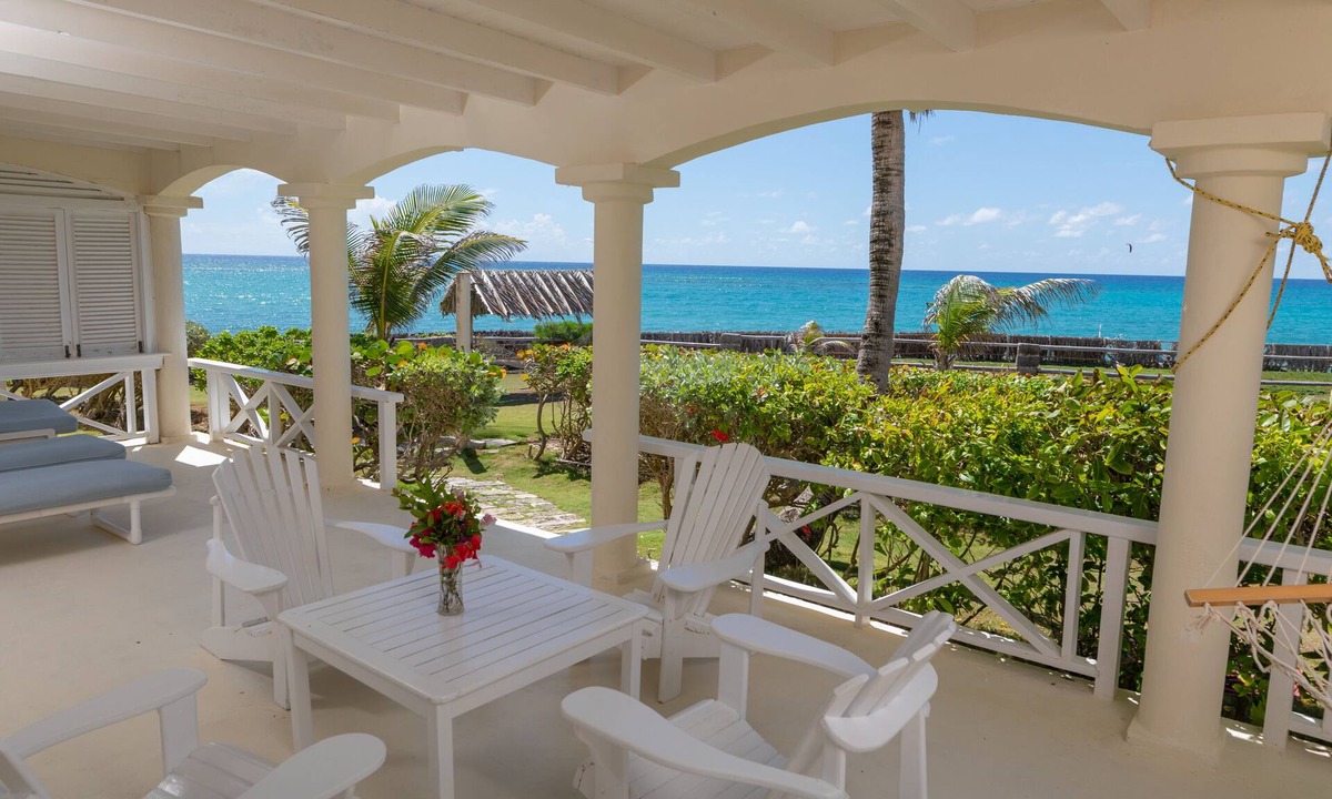 Silver Sands Apartment | Beachfront De Luxe 1 bedroom apartment in ocean front setting right on the beach