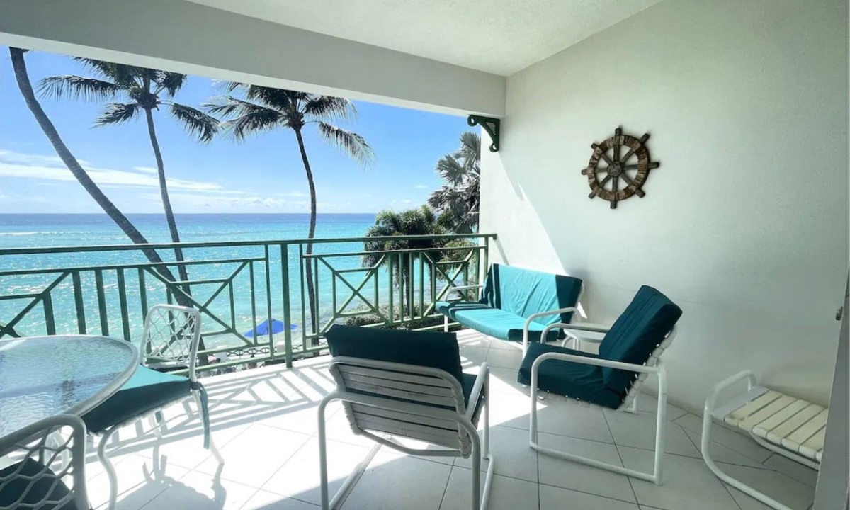 Saint Lawrence Apartment | Condominium apartment in front of Beach