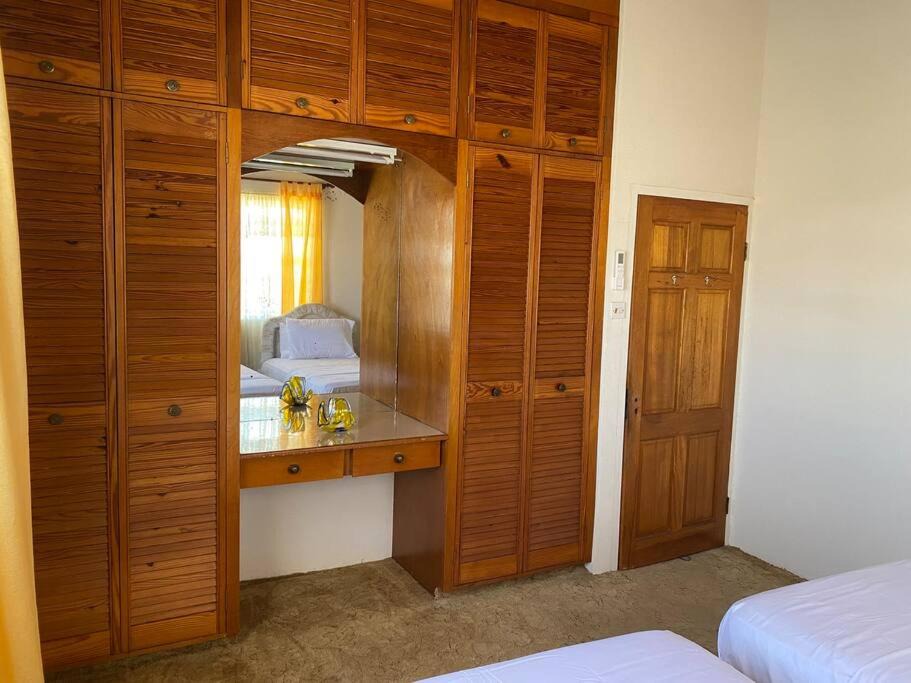 Ealing Grove Villa | Elgords Vacations & Rentals