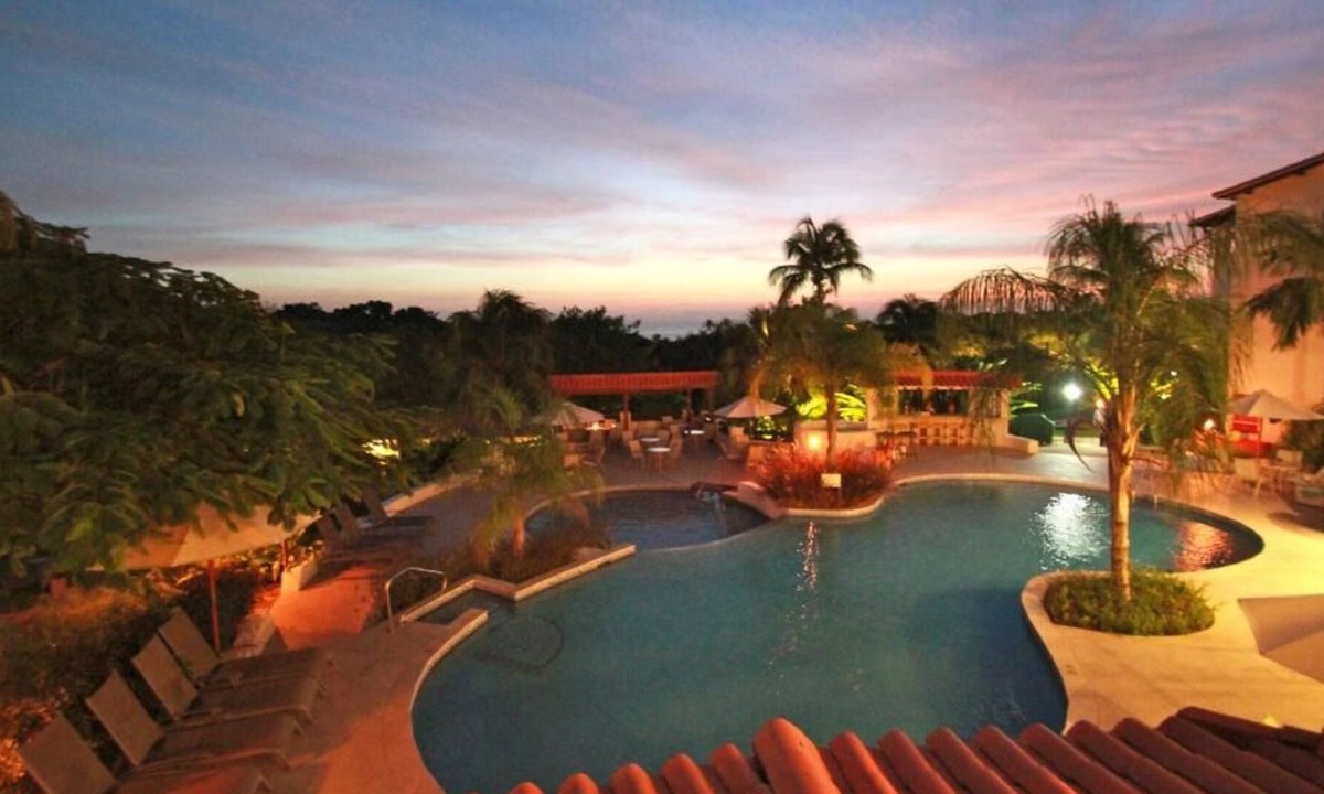 Maynards House | Great Amenities! Full Kitchen, Onsite Pool, Parking! Close to Heywood Beach!