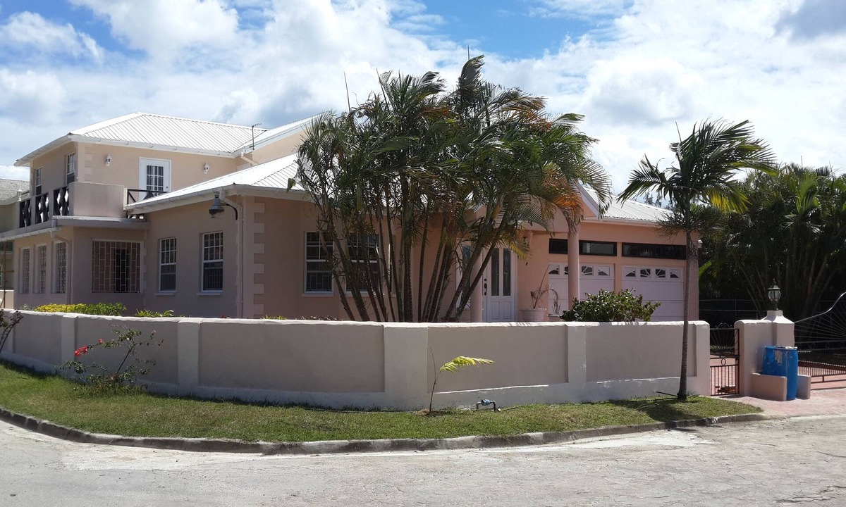 Gibbs Bay House | House, Splash Pool, 2 minutes walk from the Mullins beach.