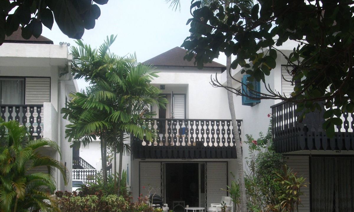 Rockley House | Immaculate townhouse with Pool on Rockley Golf Course