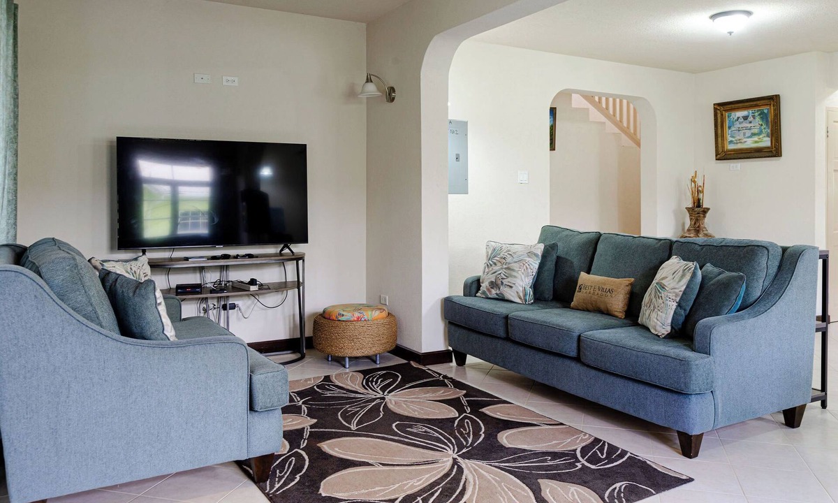 Deanes Condo | Lovely 3-bedroom 2.5 bathrooms town-house, Just 10 minutes drive from the beach.