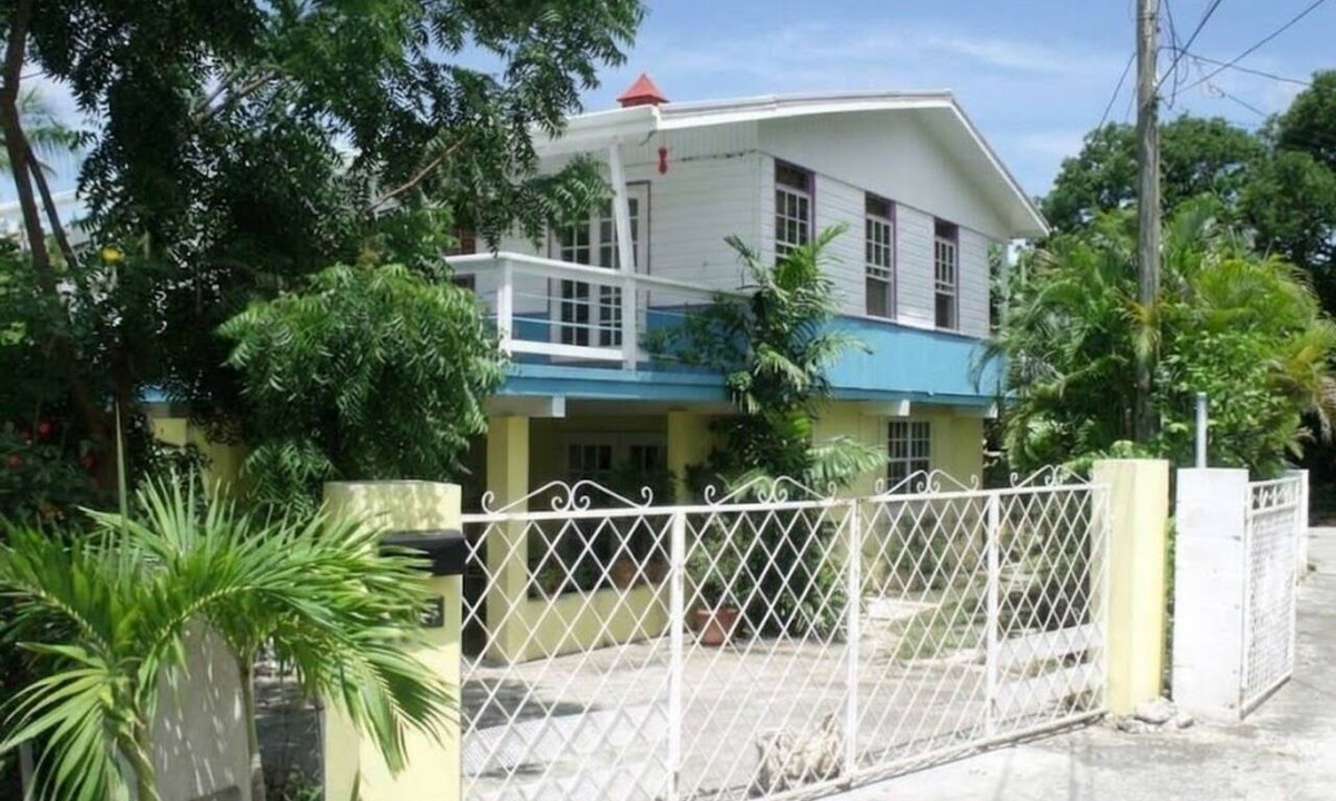 Hastings Apartment | Lovely apartment, 2 bedrooms with a/c, patio, garden, 10 mins to Hastings beach