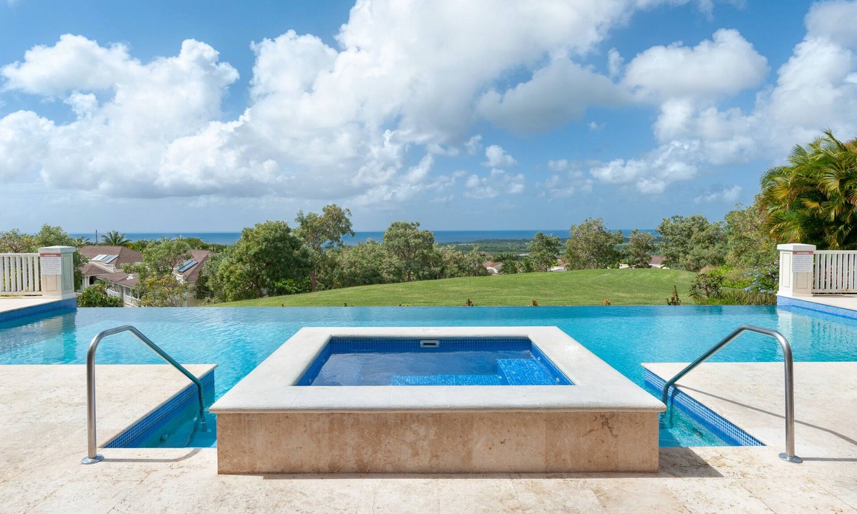 Speightstown Apartment | Modern 2 bed Vuemont apartment