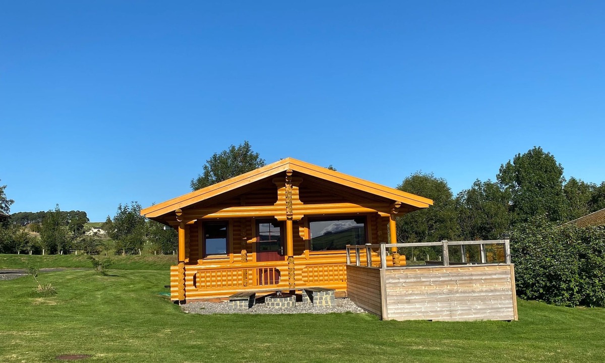 Allendale Cabin | Real Log cabin with hot tub and fire pit. Pet friendly