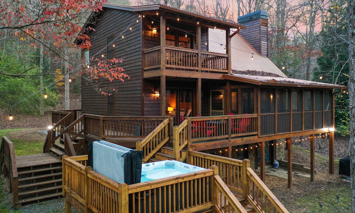 Ellijay Cabin | RiverFront - Pet Friendly - Paved Roads-Close to Vineyards and Downtown Ellijay!