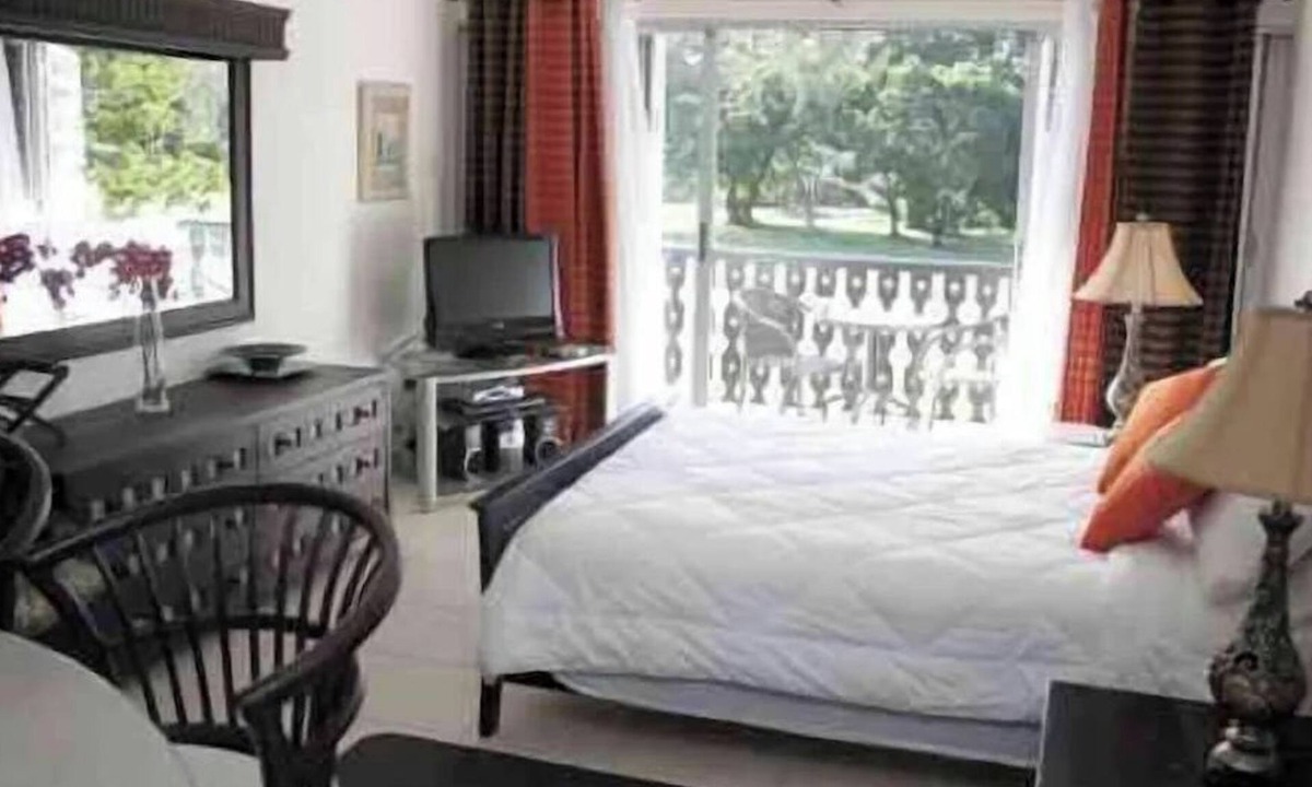 Rendezvous Apartment | Studio Apartment Overlooking first fairway