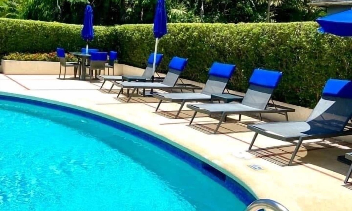 Lascelles Apartment | Stunning apartment, 4 mins walk to the beach, wifi, pool, English TV