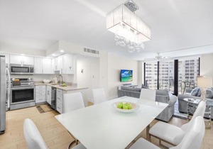 Inviting condo on beach with pool and tennis courts in Marco Island