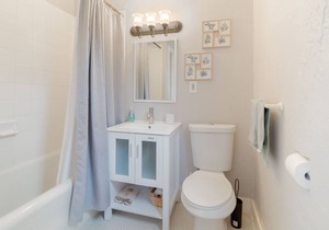 The Sunset 34 |1 Block to the Ocean | Island 1bd +parking in Palm Beach