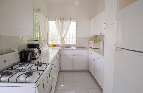 Sunset Crest House | 2 minute walk to Beach & Pool - Casual 2-Bed House