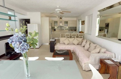 Porters House | 3BR Caribbean Home in Porters | Walk to Beach & Pool