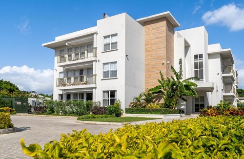 Little Battaleys Apartment | Across from beach with resort pool - Coral Beach 202