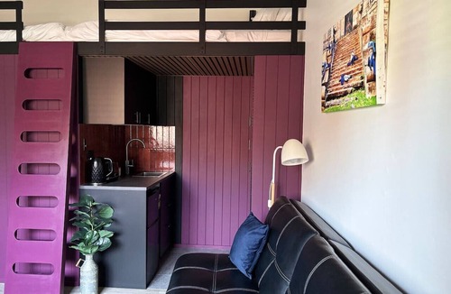 Balmain Apartment | Balmain Village Retreat | Sleeps 5 | AC + Parking | City 3kms
