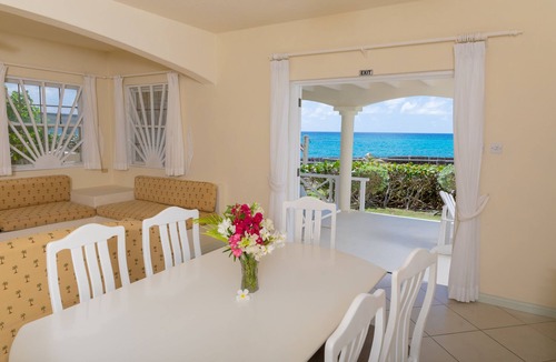 Silver Sands Apartment | Beachfront De Luxe 1 bedroom apartment in ocean front setting right on the beach