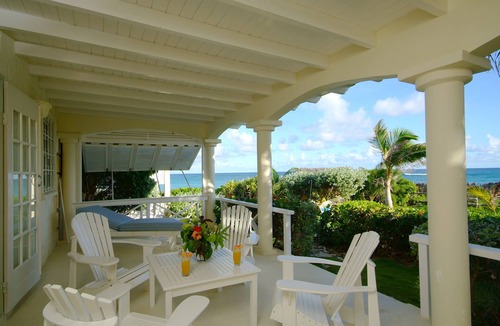 Silver Sands Apartment | Beachfront De Luxe 1 bedroom apartment in ocean front setting right on the beach