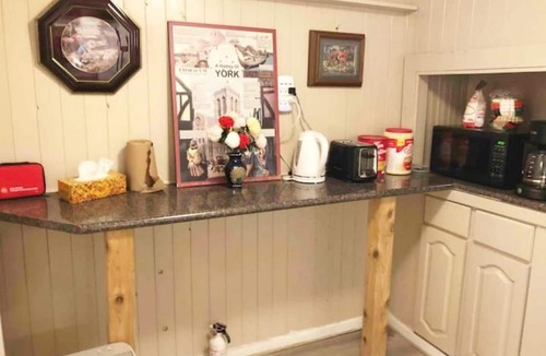 Belleville Apartment | Belleville convenient suite 10 min walk from the Lakeshore and Hospital