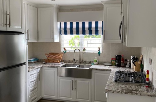 Lascelles House | Blue Door Beach House - 3 bed 2 bath w/AC, WIFI, KITCHEN, WASH/DRY & CABLE