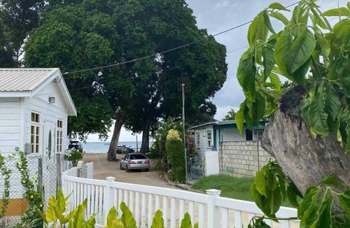 Lascelles House | Blue Door Beach House - 3 bed 2 bath w/AC, WIFI, KITCHEN, WASH/DRY & CABLE