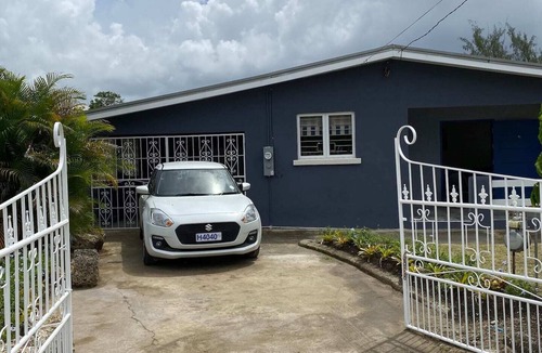 Lascelles House | Blue Door Beach House - 3 bed 2 bath w/AC, WIFI, KITCHEN, WASH/DRY & CABLE