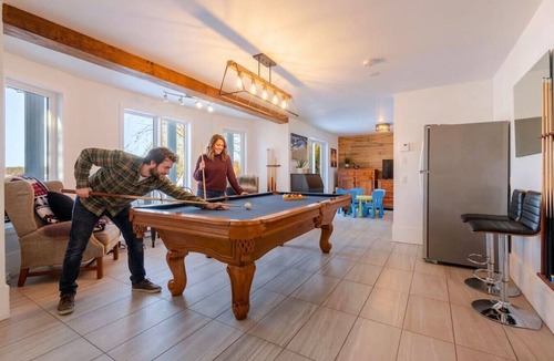 Saint-Andre-d'Argenteuil Ski Chalet | Chalet Blanc | Private SPA | Pool Table
