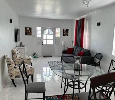 Mount Standfast House | Charming St James Cottage - Walk to Beach