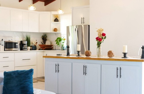 Fairy Valley Rock House | Cosy 2Bed, 2Bath Island Stay for Families, Couples & adventurers Near the coast