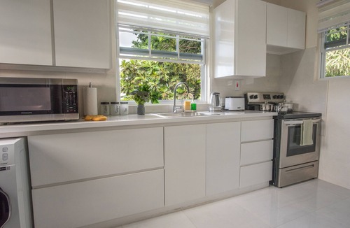 Green Garden Apartment | 🌴 Couples Hideaway, King Bed- 5 Mins to Beach & Oistins- Golden Teal