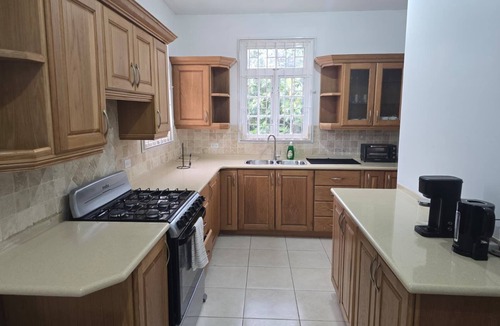 West Coast House | FRANCIA: 10 Min drive to Airport, Beach, Shopping Complex, Town, & Night life