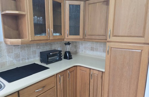 West Coast House | FRANCIA: 10 Min drive to Airport, Beach, Shopping Complex, Town, & Night life