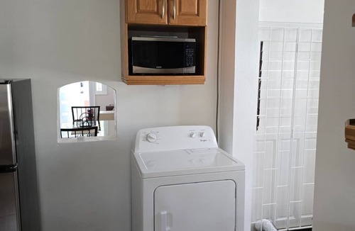 West Coast House | FRANCIA: 10 Min drive to Airport, Beach, Shopping Complex, Town, & Night life