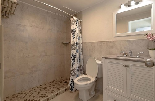 Dover Hotel | Island Escape Steps from Dover Beach with Pool Access