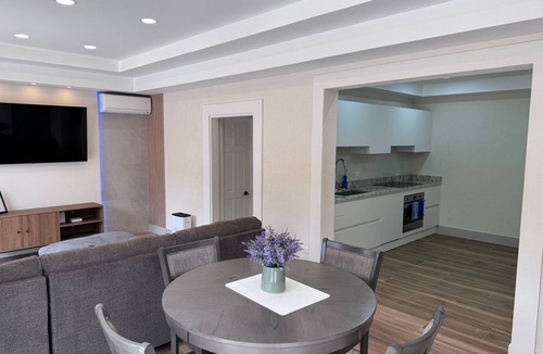 Prospect Apartment | La Porta - Remote Work - King Bed with Patio Hot Tub and Sun Deck