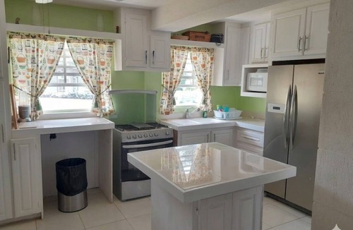 Hastings Apartment | Lovely apartment, 2 bedrooms with a/c, patio, garden, 10 mins to Hastings beach