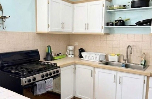 Hastings Apartment | Lovely south coast apartment, walk to beaches, 2 bed/2bath, A/c, large veranda