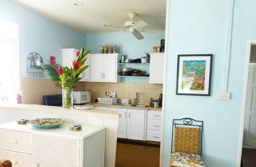 Hastings Apartment | Lovely south coast apartment, walk to beaches, 2 bed/2bath, A/c, large veranda