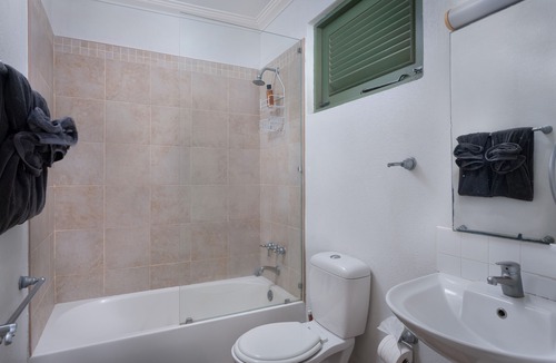Speightstown Apartment | Modern 2 bed Vuemont apartment