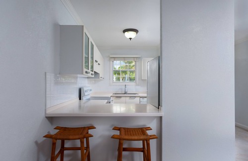 Speightstown Apartment | Modern 2 bed Vuemont apartment
