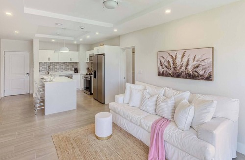 Little Battaleys Apartment | Modern & Cozy West Coast Condo in Gated Community