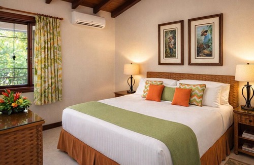Retreat Hotel | Scenic Island Stay | Gym+Pool Onsite & 3 mi to Cove Bay