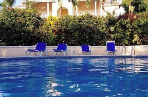 Sandy Lane Apartment | Shades Apt 1 – Spacious Two-Bedroom Garden Apartment Near the Pool