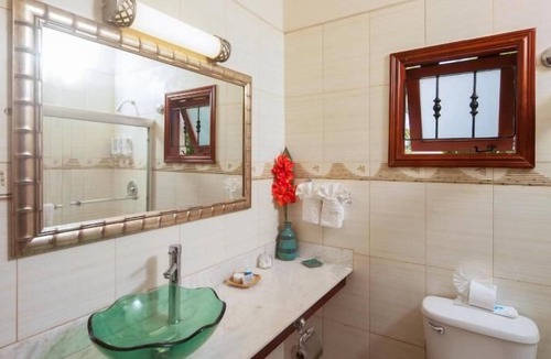 Maynards House | Short Drive to Godings Bay & Gibbes Beach! Modern Unit, Outdoor Pools, Parking!
