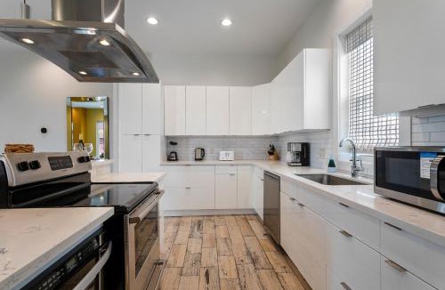 Mid-City House | Spacious 4BR Home w Pool & Parking !