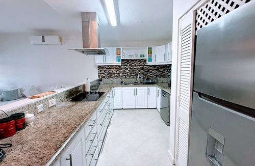 Hastings Apartment | Stylish, Opposite Beach, Sea, Boardwalk, Restaurants, Bars, Malls, 3Bed 3 Bath