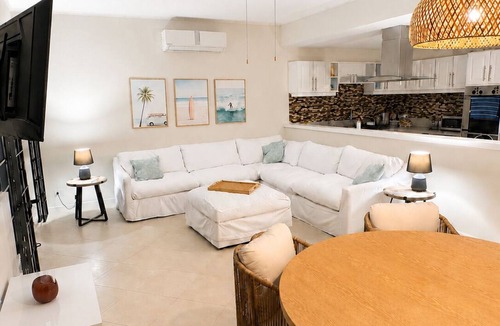 Hastings Apartment | Stylish, Opposite Beach, Sea, Boardwalk, Restaurants, Bars, Malls, 3Bed 3 Bath