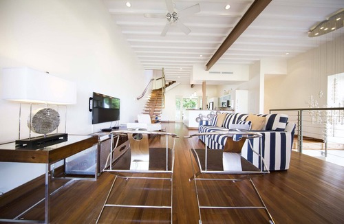 Lascelles Condo | This Loft/Townhouse is spacious, flooded with natural light, steps away from Lime grove mall
