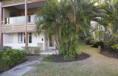 Lascelles Condo | This Loft/Townhouse is spacious, flooded with natural light, steps away from Lime grove mall